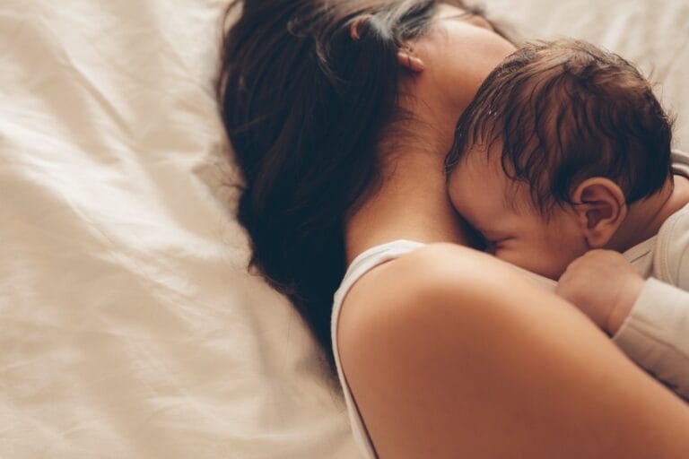 Mama kuschelt mit Baby im Wochenbett, Doula Begleitung
