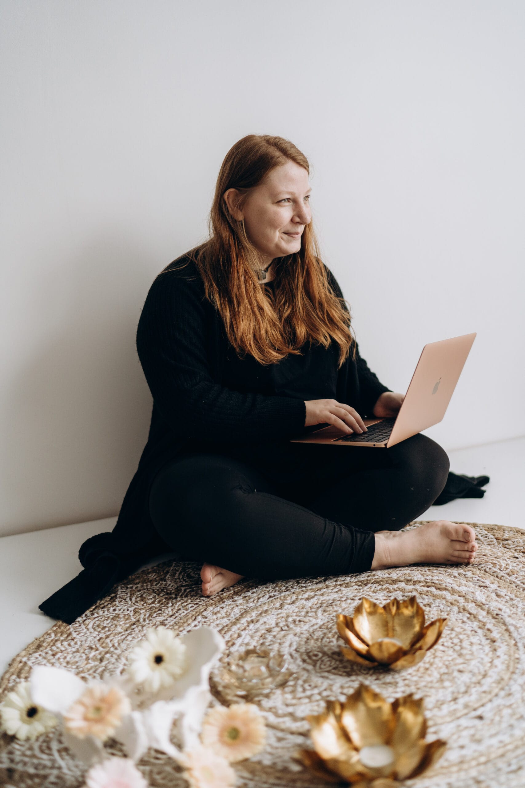 Doula am Laptop arbeiten