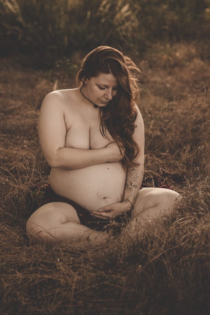 Schwangere Frau macht Hypnobirthing Atemübungen, Erfurt